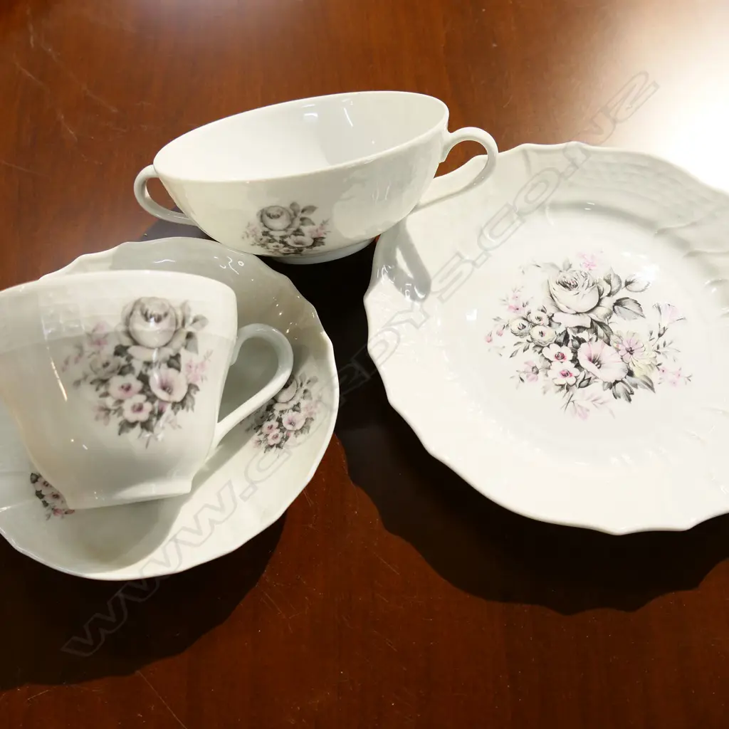 HUTSCHENREUTHER 'DRESDEN' DINNER SERVICE Image 1++