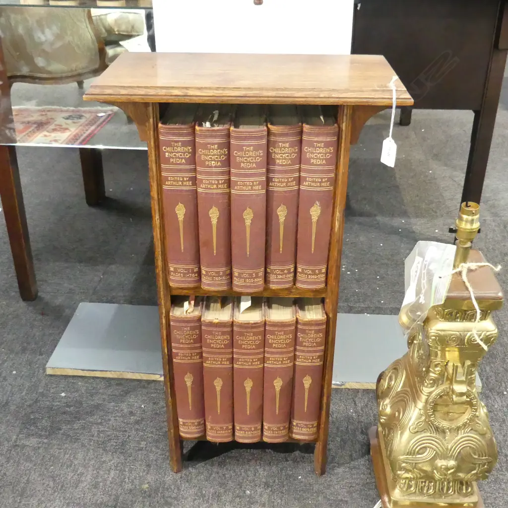 OAK SIDE TABLE 410x215x675mm + 10 VOLS. CHILDRENS ENCYCLOPIA Image 1++