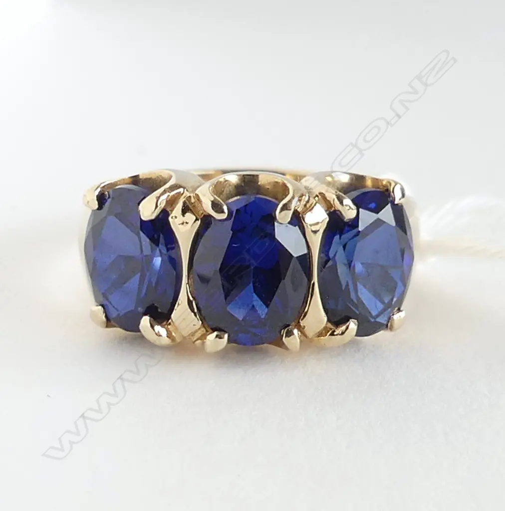 9CT SYNTHETIC BLUE SAPPHIRE 3 STONE RING 4.3gms SIZE N Image 1++