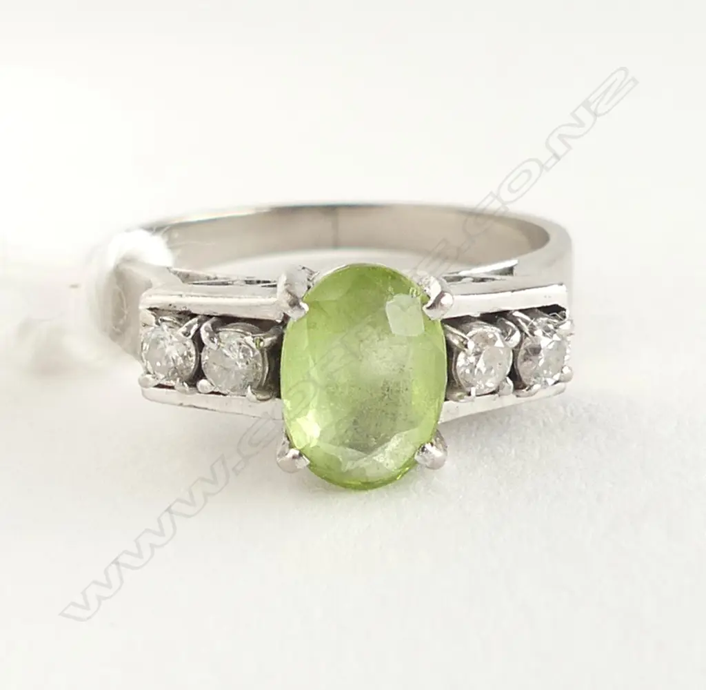 14CT WHITE GOLD PERIDOT/DIAMOND RING 3.5gms SIZE L Image 1++