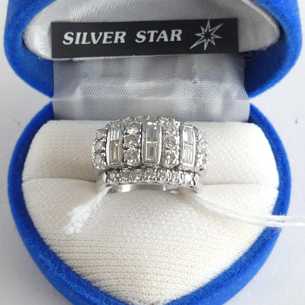 14CT WHITE GOLD & MULTI DIAMOND RING 8.9gms w 6 baguette diamonds & 26 round brilliants SIZE I Image 1++