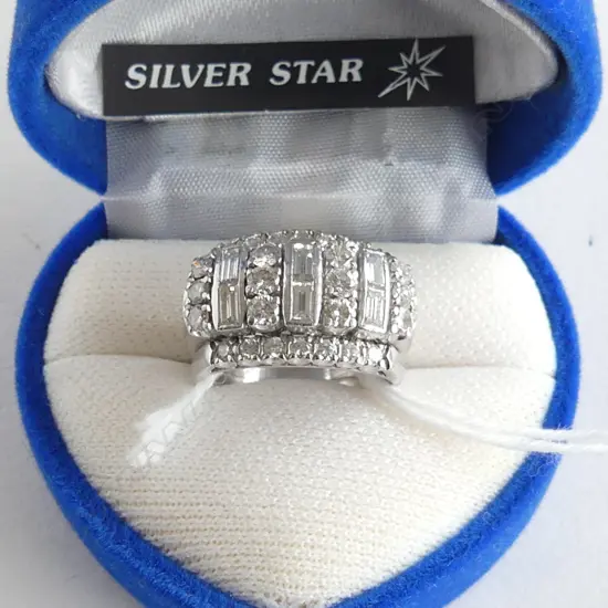 14CT WHITE GOLD & MULTI DIAMOND RING 8.9gms w 6 baguette diamonds & 26 round brilliants SIZE I