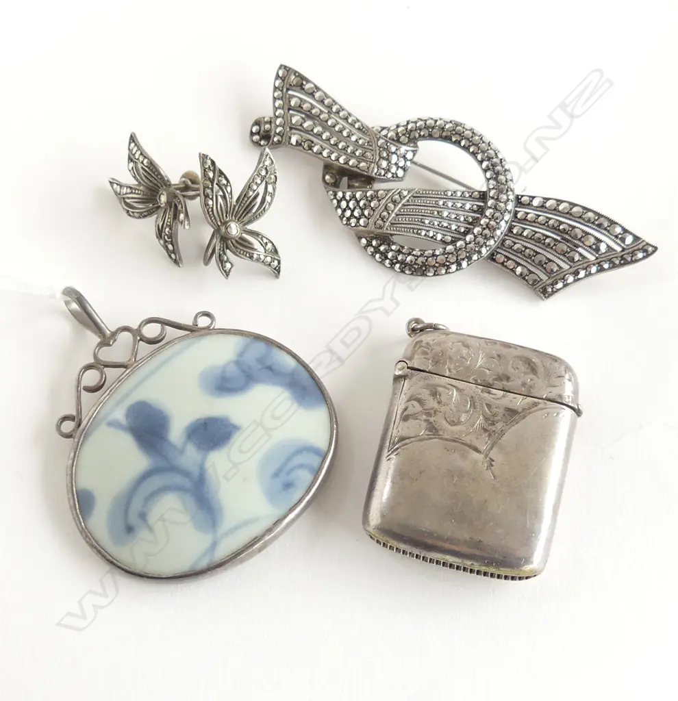 4 PCES STG SILVER JEWELLERY; BROOCH, PENDANT, VESTA, PR EARRINGS Image 1++