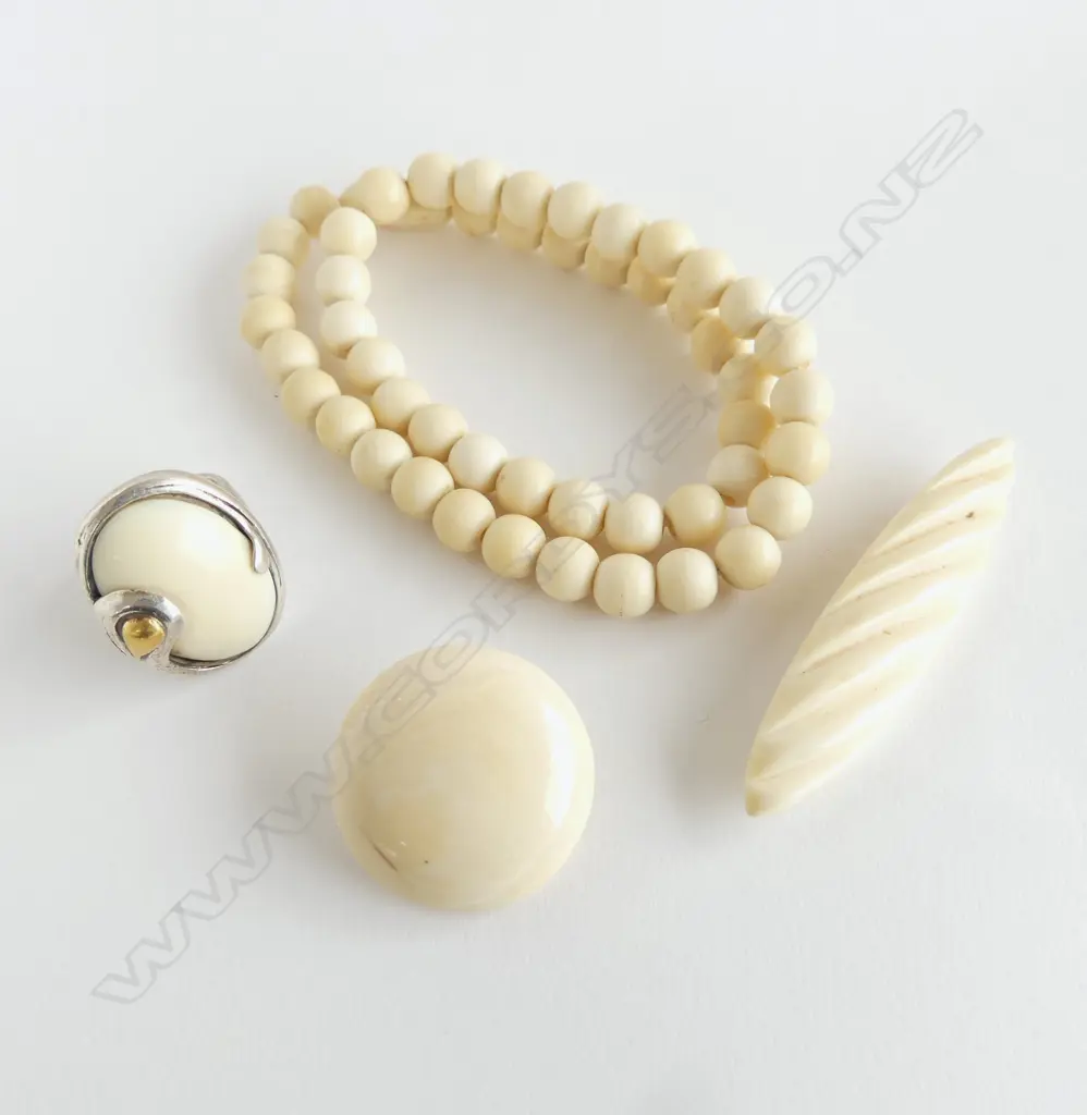 COLLECTION IVORY JEWELLERY, NECKLACE, 2 BROOCHES & RING Image 1++