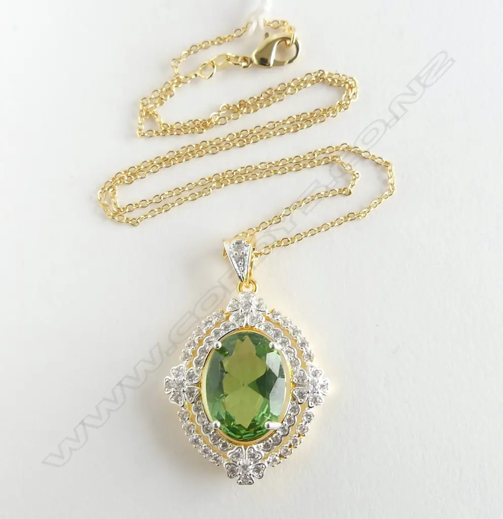 COSTUME FAUX PERIDOT & DIAMOND PENDANT ON CHAIN Image 1++