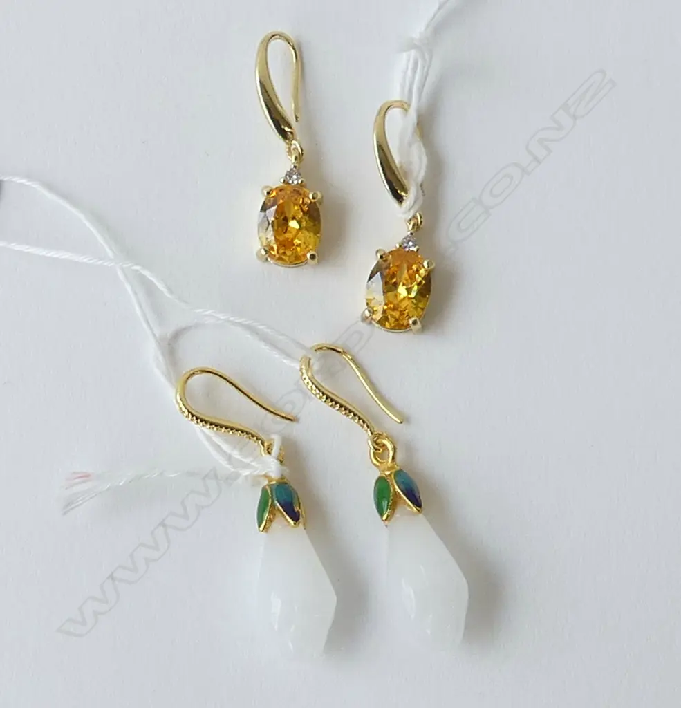 2 PRS COSTUME DROP EARRINGS, CITIRNE COLOUR &  JADE LOOK Image 1++