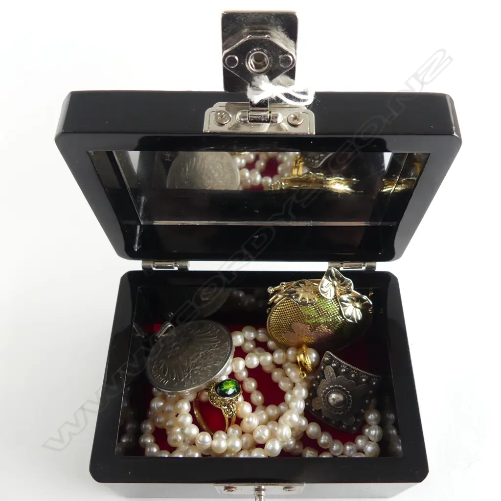 ASST. COSTUME JEWELLERY INCL. SILVER MEDAL 28gms Image 1++
