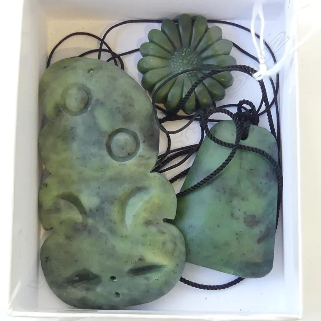 3 PCES GREENSTONE; TIKI 80x45mm, FLOWER, OTHER Image 1++