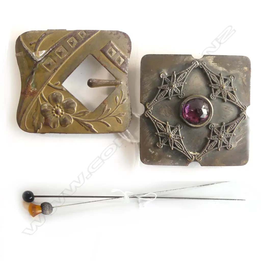 2 VINTAGE HATPINS L270MM & 2 VINTAGE BELT BUCKELS Image 1++