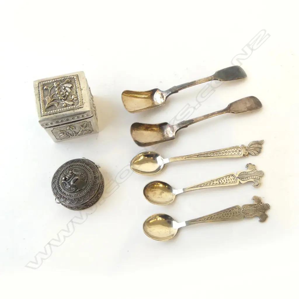 5 SILVER TEAPOONS + 2 LIDDED CONTAINERS 35mm dia 104gms Image 1++