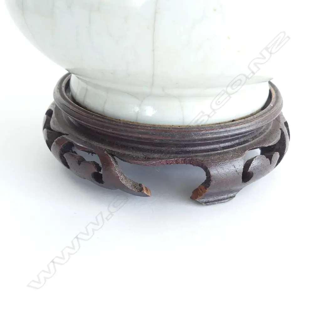 CHINESE WHITE CRACKLE VASE H.190mm w. STAND IN WOODEN BOX (QIANLONG MARK) WOODEN BASE AF Image 1++
