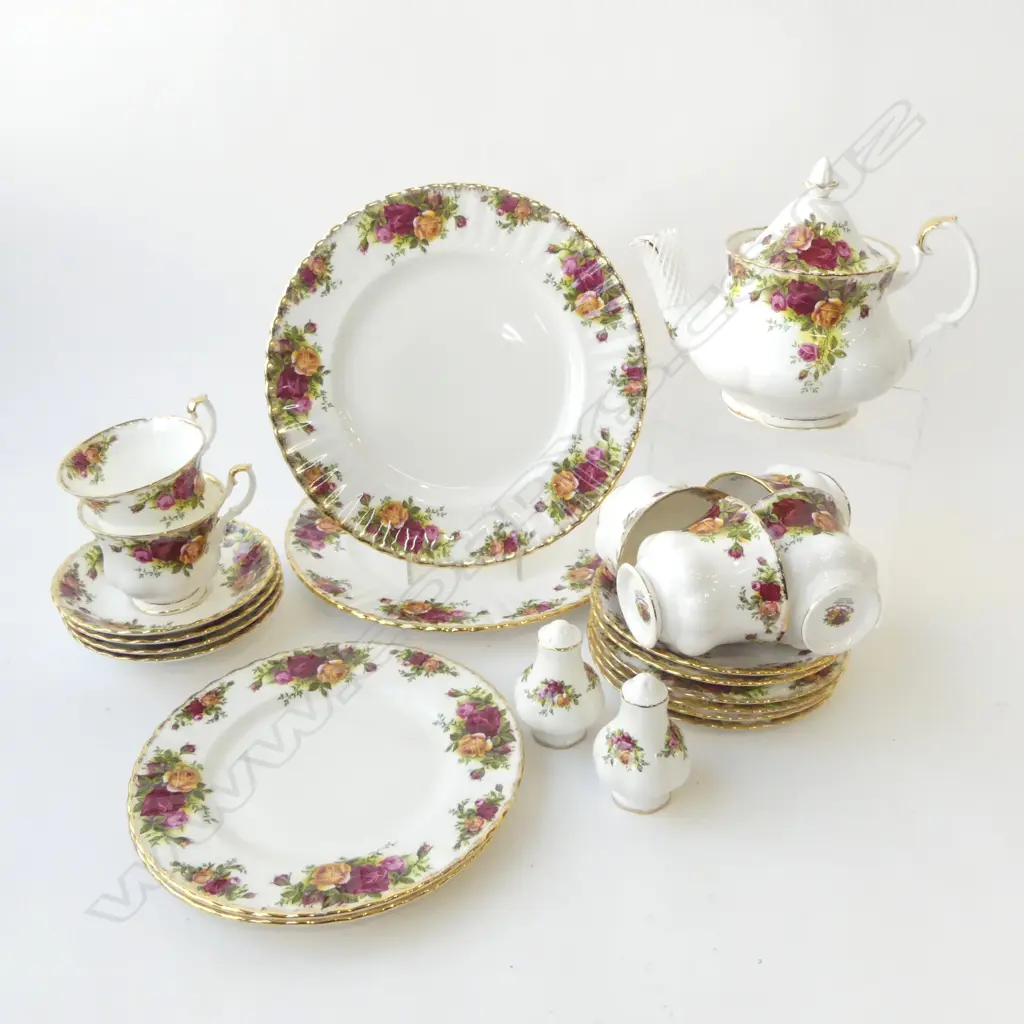 22 PCES ROYAL ALBERT OLD COUNTRY ROSES; 6 CUPS (1 w. HAIRLINE), 6 SAUCERS, 5 SIDE PLATES, 4 PLATES, TEAPOT Image 1++