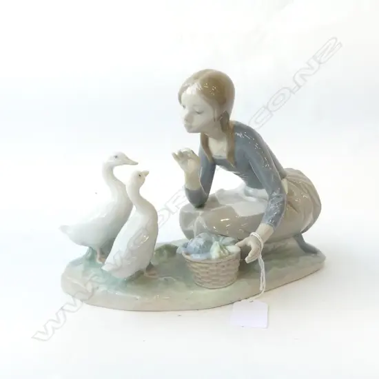 LLADRO FIGURE GROUP GIRL WITH DUCKS L240 H190MM