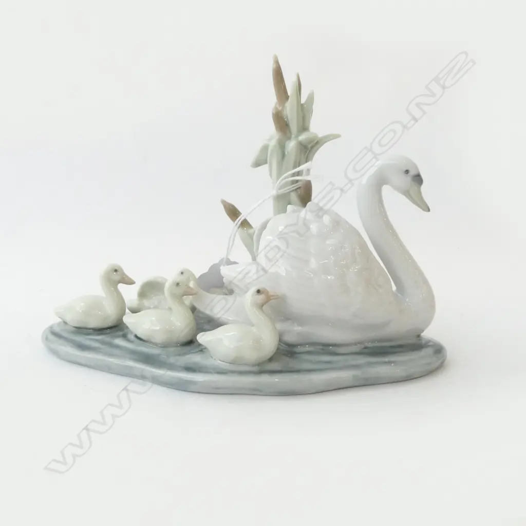 LLADRO CHINA SWAN & CYGNETS L150MM Image 1++