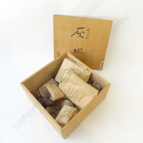 JAPANESE WOODEN BOX W.265mm w. ASST. STONES