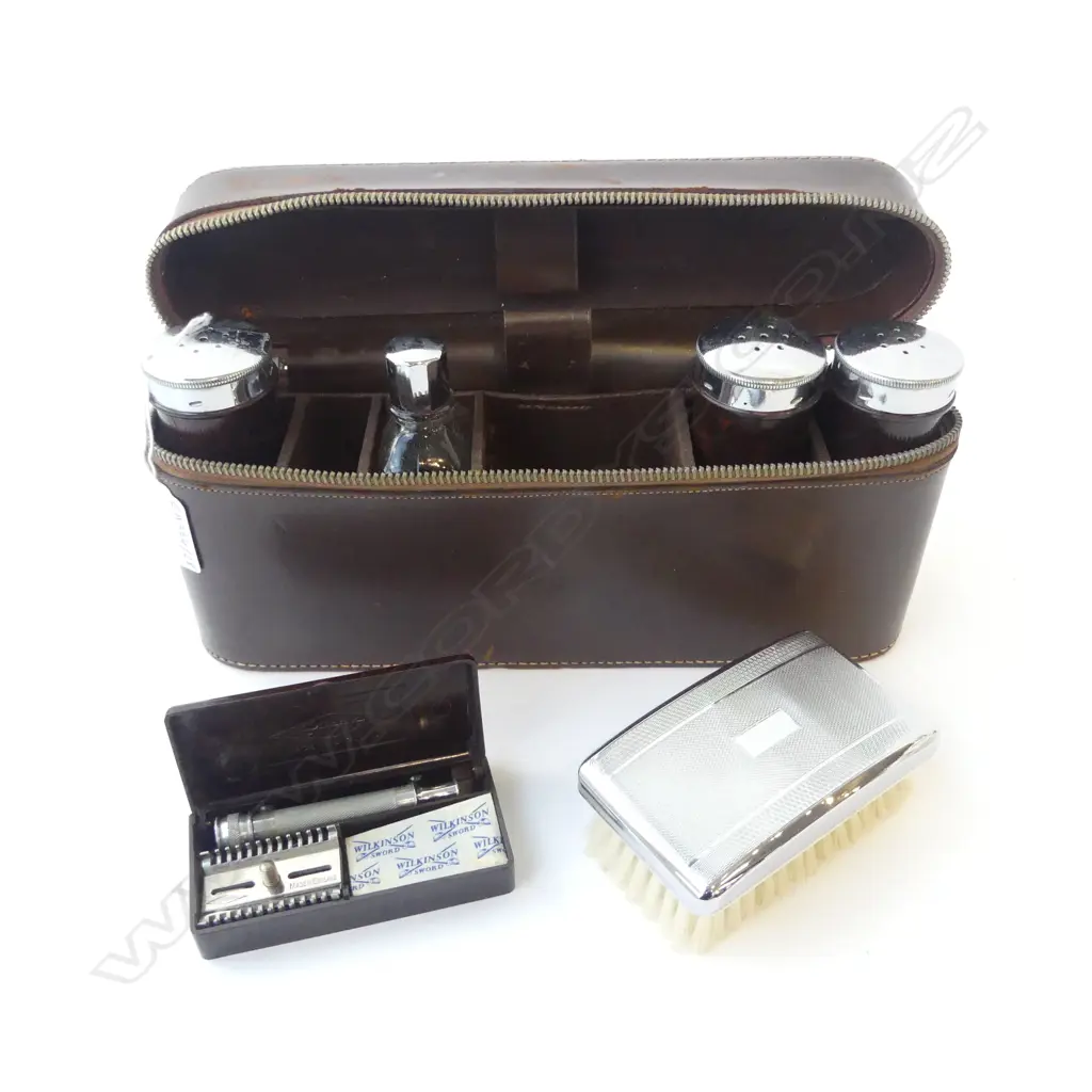 VINTAGE MEN’S 6PC BAKELITE GROOMING SHAVING SET IN LEATHER CASE INCL. GILLETTE RAZOR UNUSED, L. 265MM Image 1++