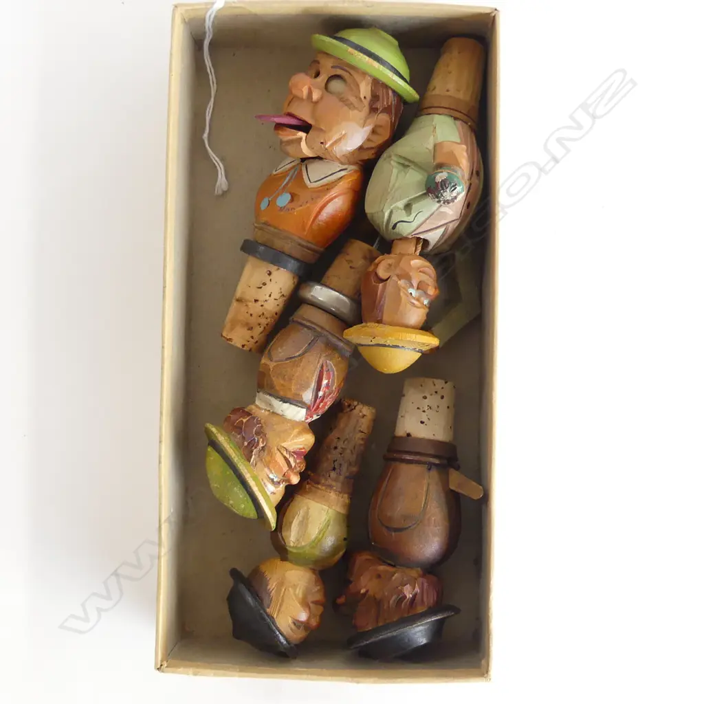 COLLECTION VINTAGE CARVED WOODEN BOTTLE STOPPERS Image 1++