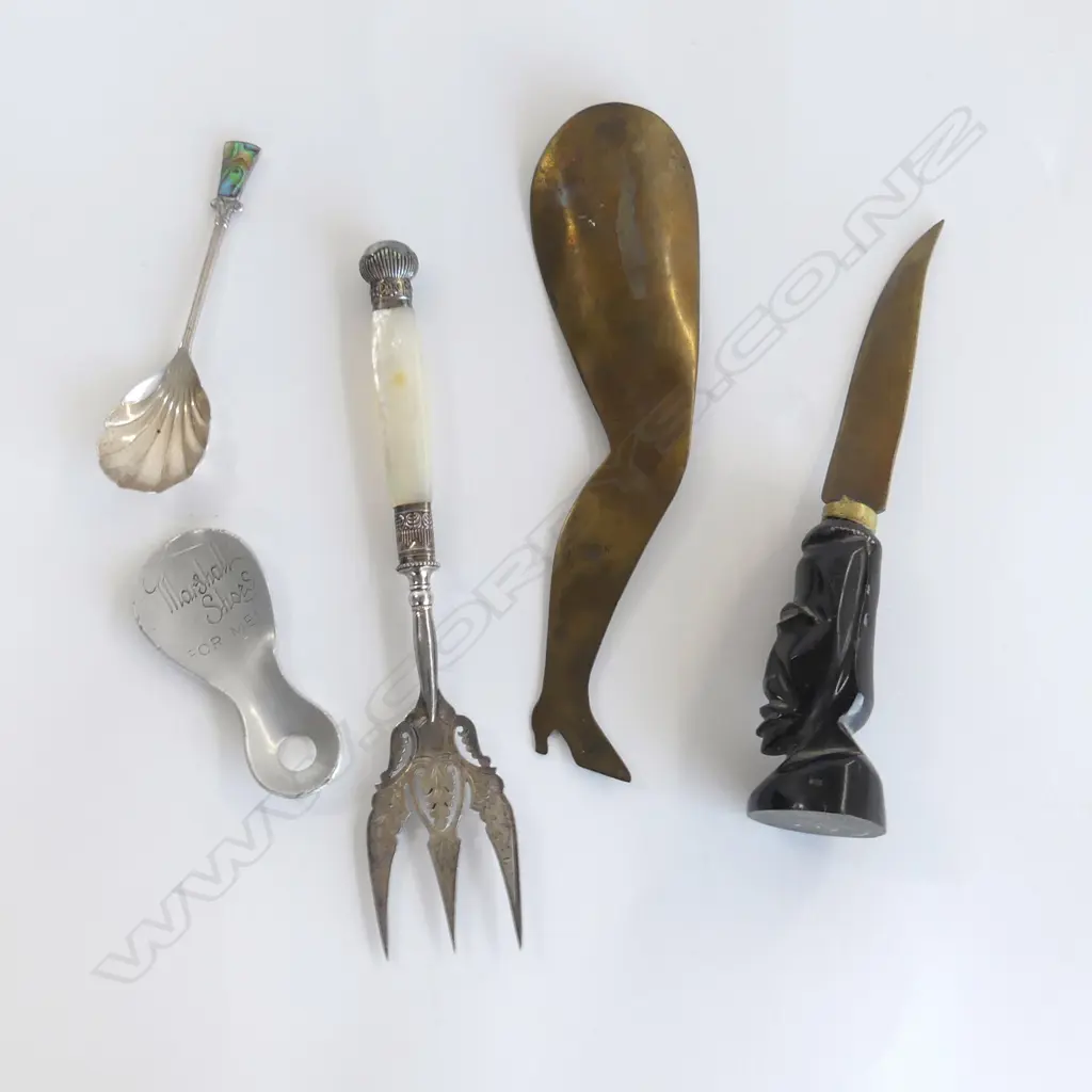 FIVE ITEMS: MOP HANDLED TOASTING FORK, 2 SHOE HORNS, ETHNIC KNIFE WITH CARVED GRIP & TEASPOON Image 1++