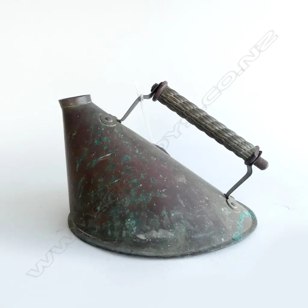 OLD COPPER KETTLE SLOPING FORM brass rope type handle Image 1++