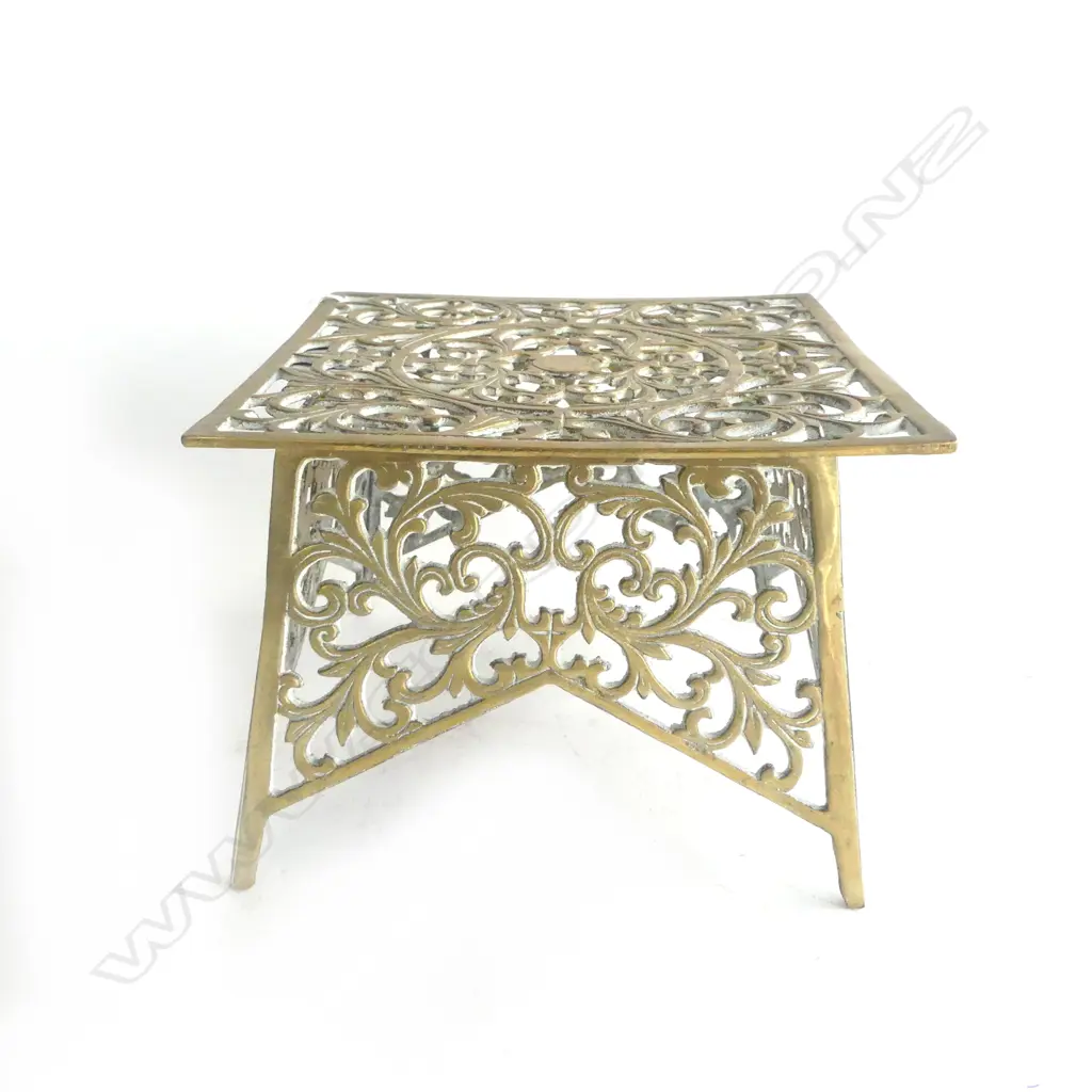 VICT BRASS TRIVET TABLE H145 L195MM Image 1++