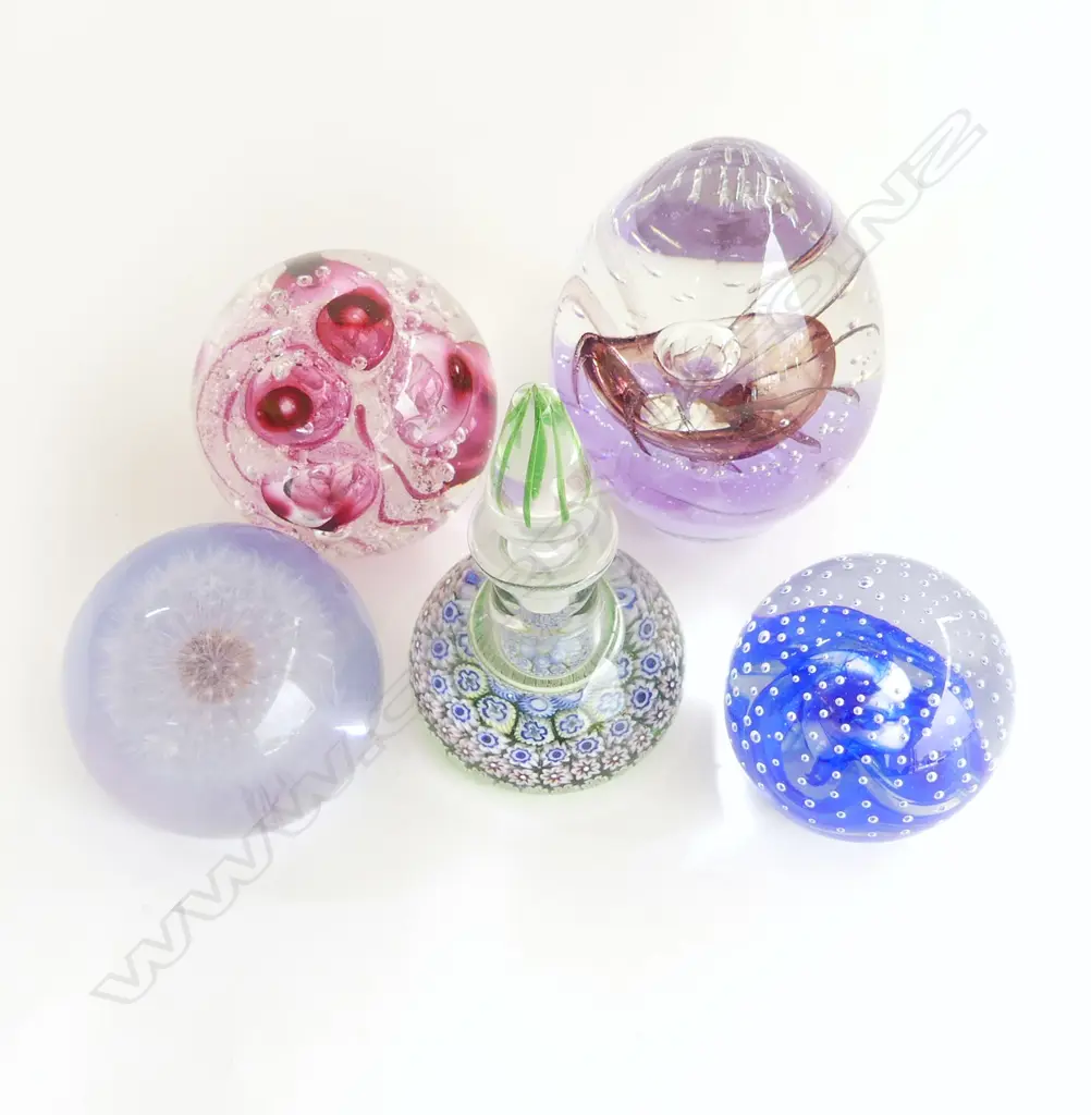 4 ASST. PAPERWEIGHTS + PERFUME BOTTLE H.115mm Image 1++