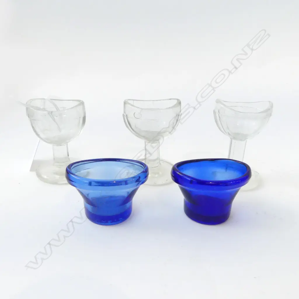 FIVE GLASS EYE BATHS – 2 OPTREX COBALT BLUE & 3 CLEAR GLASS Image 1++