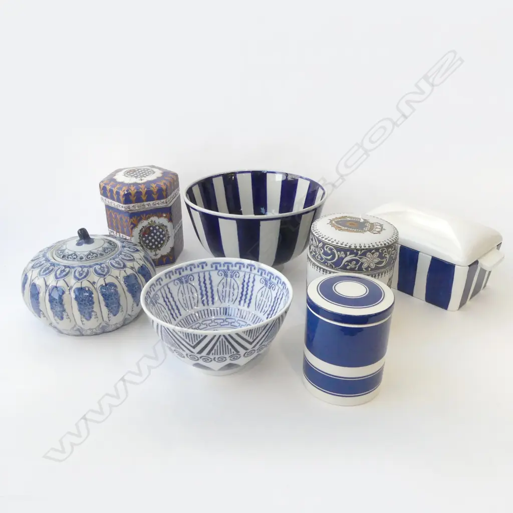 7 B/W PCES; 5 LIDDED CONTAINERS (1 LID AF) + 2 BOWLS 265mm dia Image 1++