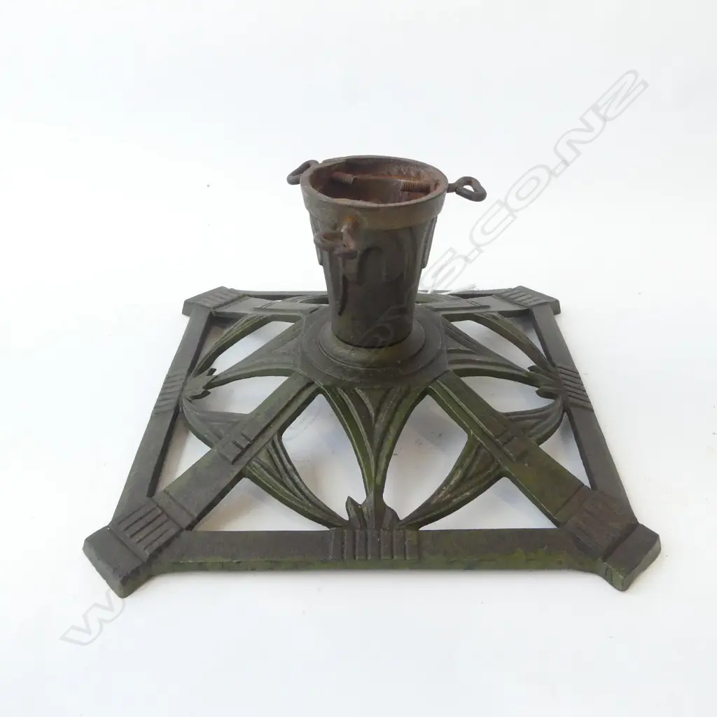 VICTORIAN CAST IRON STAND WITH 3 TIGHTENING SCREWS POSSIBLY FOR SMALL CHRISTMAS TREE, L.225MM X 225MM Image 1++