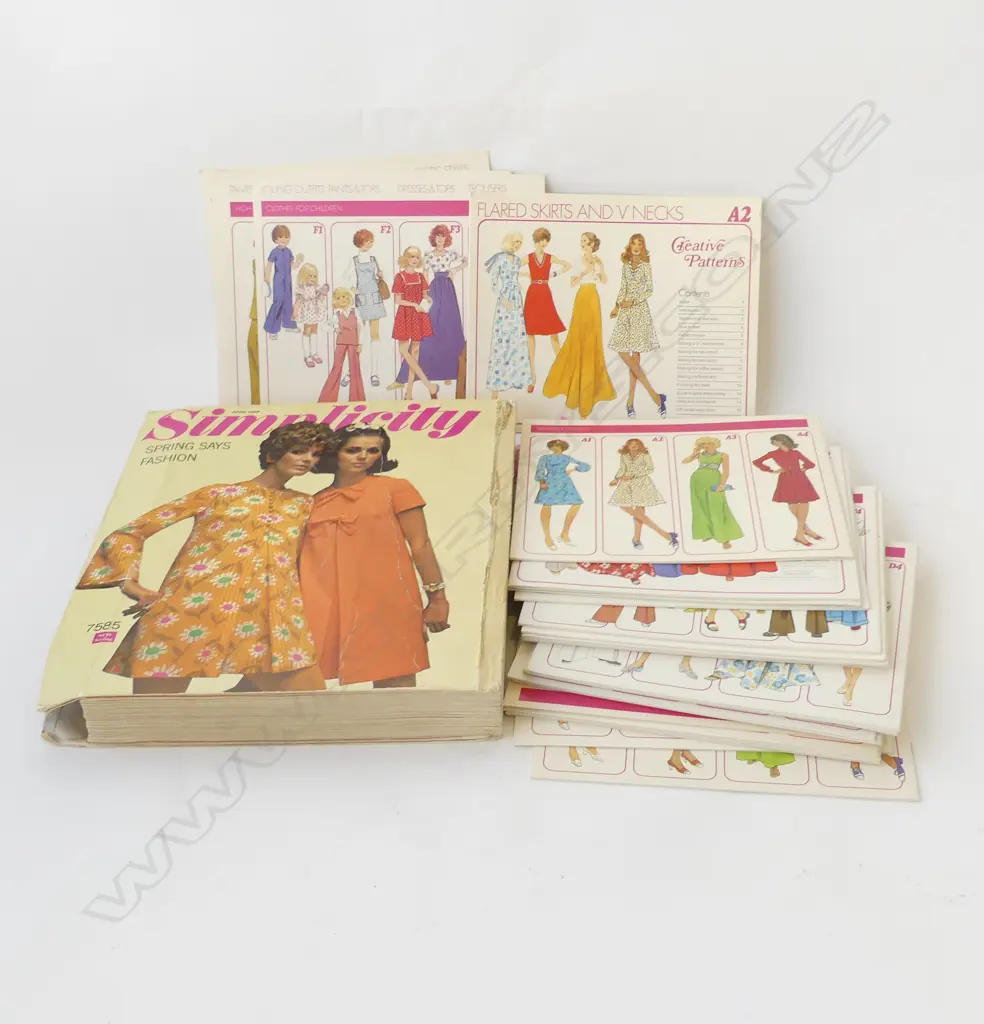 BAG OF VINTAGE 'SIMPLICITY' DRESS PATTERNS includes lge 1960/70's folder  Image 1++