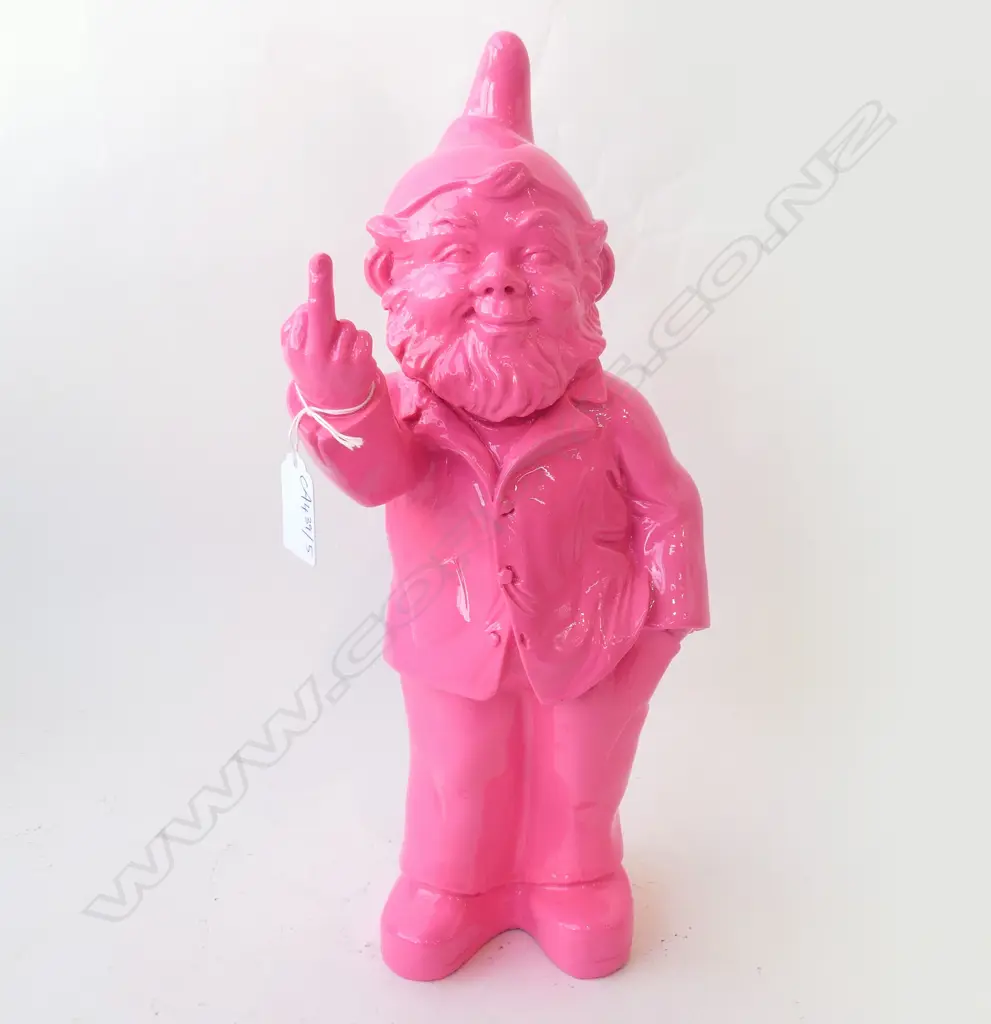 PINK RESIN GNOME PULLING THE FINGER H.350mm Image 1++
