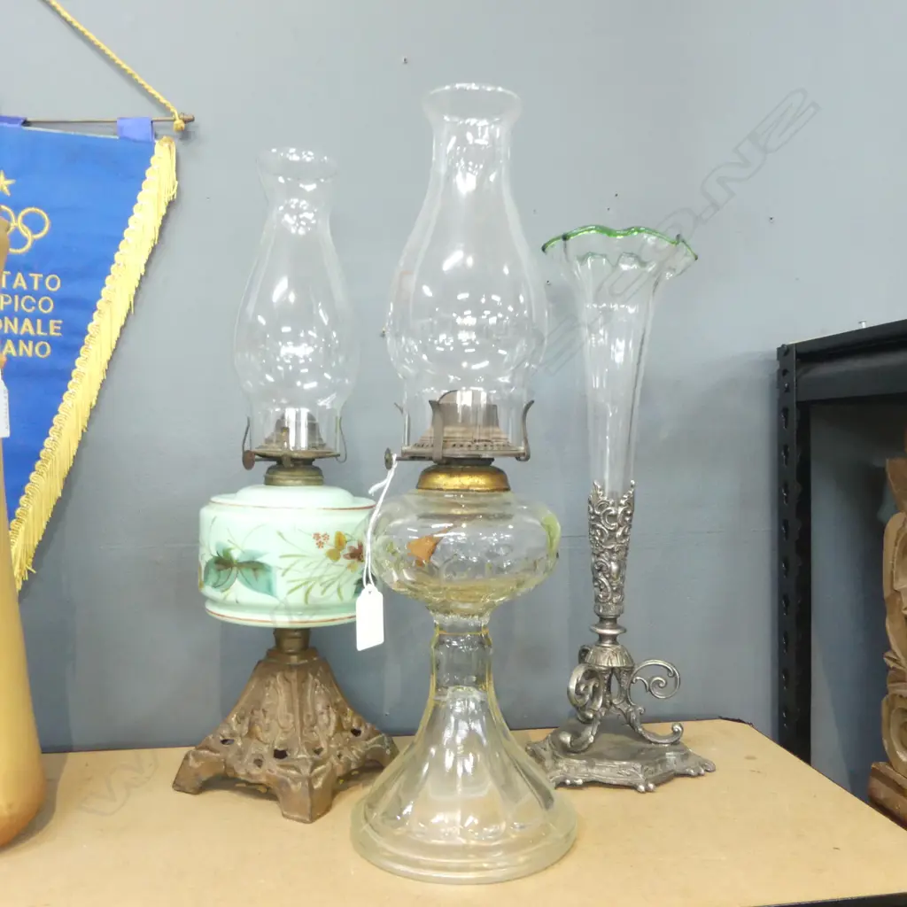 2 ANTIQUE KEROSENE LAMPS + EPERGNE H.395mm Image 1++