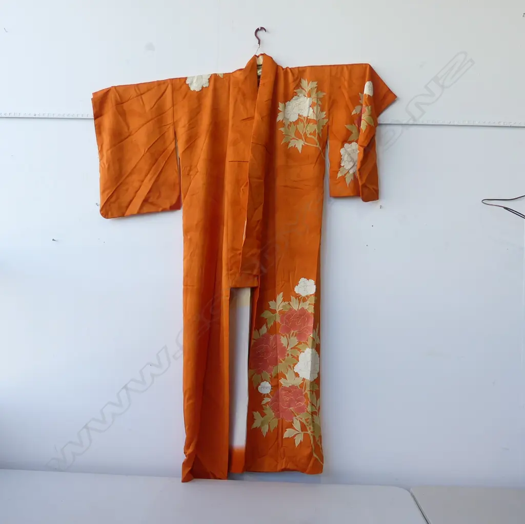 VINTAGE FULL LENGTH JAPANESE SILK KIMONO - ORANGE W LG FLORAL PRINT - FULLY LINED Image 1++