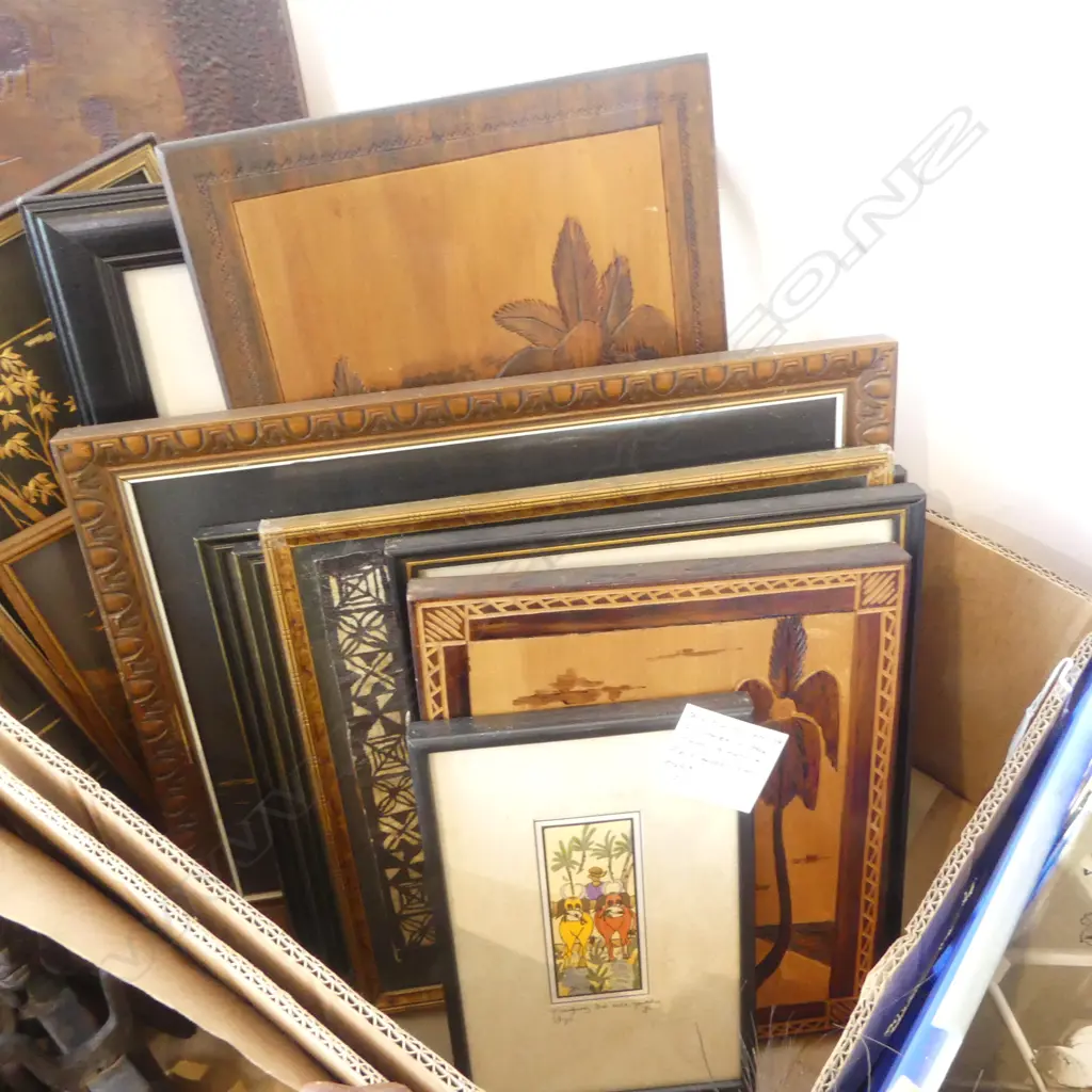 BOX OF STRAW PICTURES PRINTS & WOOD CARVINGS Image 1++