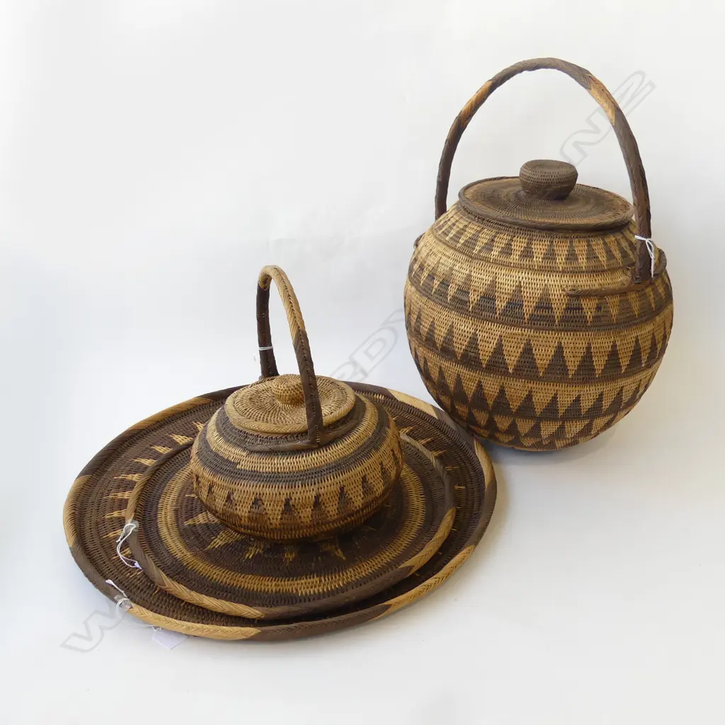 2 WOVEN CANE LIDDED BASKETS DIA360 & 2 TRAYS LARGEST 560MM DIA Image 1++