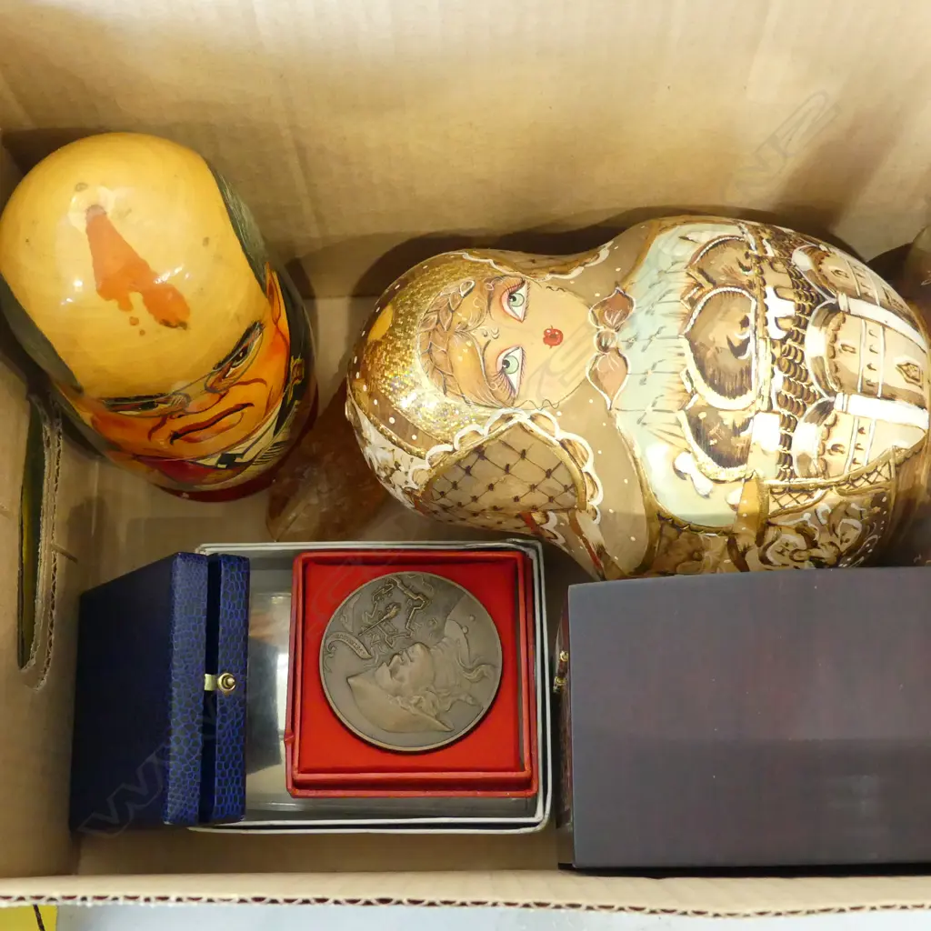 2 RUSSIAN DOLLS H.195mm, 2 TOKENS, 2 LIDDED CONTAINERS, NZ CENT. 1940 GLASS SHOE L.120mm Image 1++