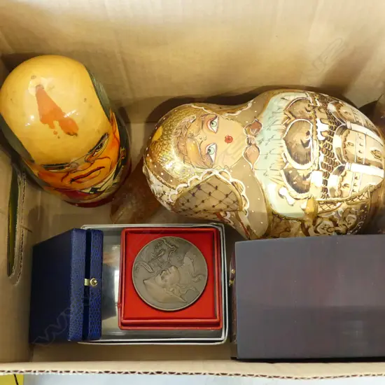 2 RUSSIAN DOLLS H.195mm, 2 TOKENS, 2 LIDDED CONTAINERS, NZ CENT. 1940 GLASS SHOE L.120mm