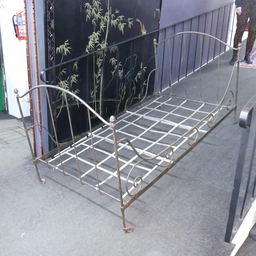 ANTIQUE METAL BEDFRAME Image 1++