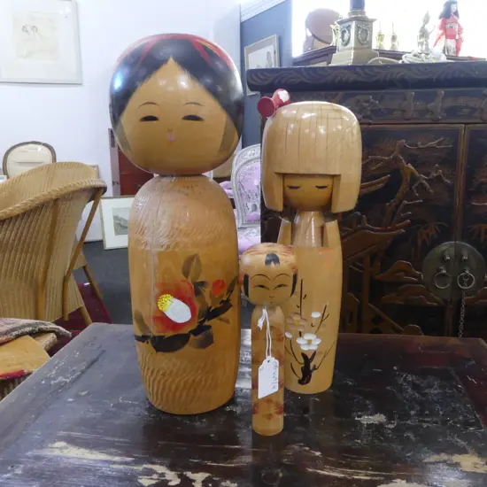 3 JAPANESE KOKESHI DOLLS H.355mm (1 FAULTED)