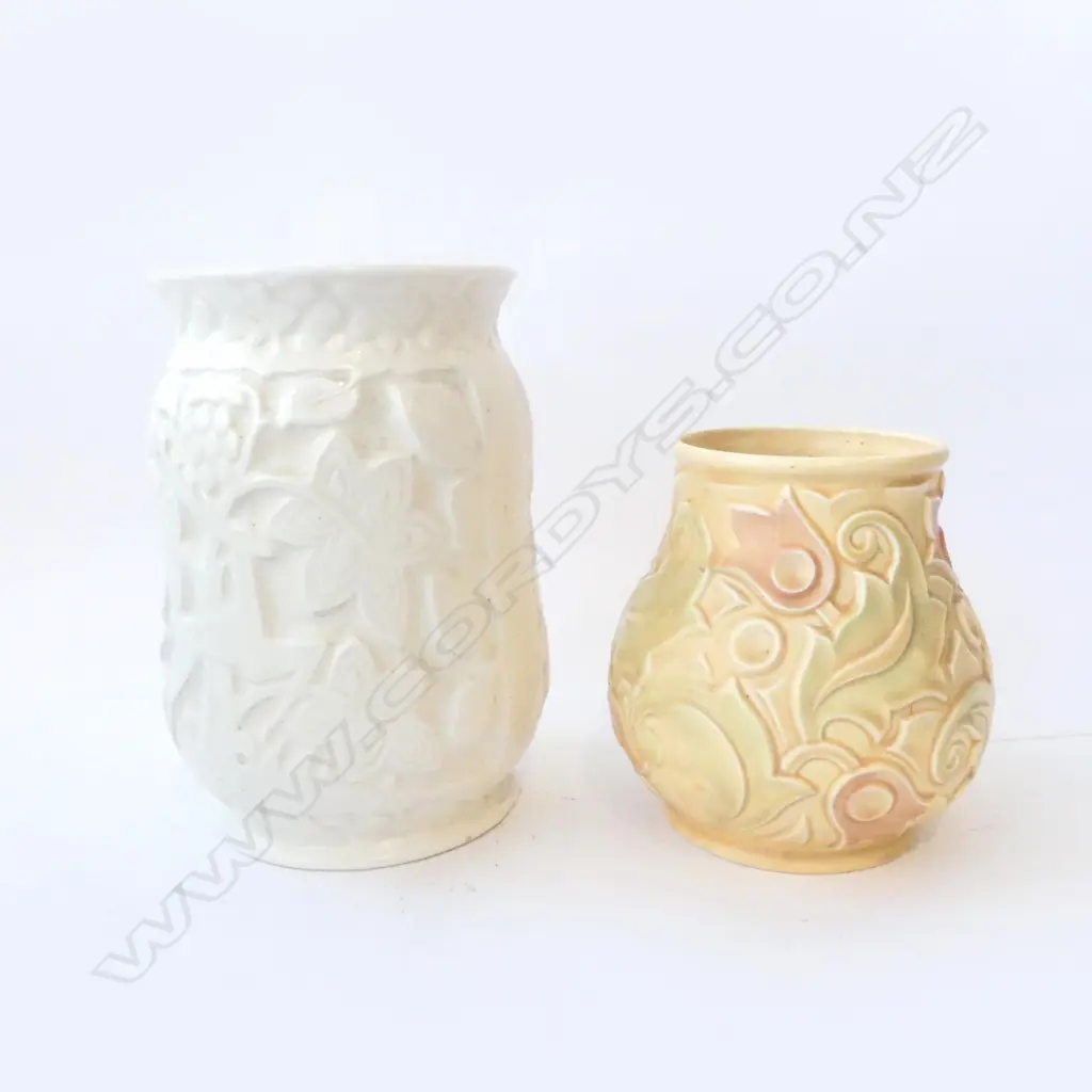 WHITE DECO CROWN DEVON VASE H.235mm + WADE HEATH VASE H.170mm Image 1++