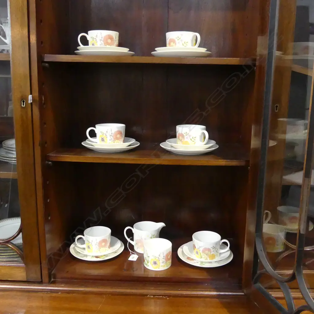 26 PCES WEDGWOOD 'SUMMER BOUQUET' 8 TRIOS, MILK & SUGAR Image 1++