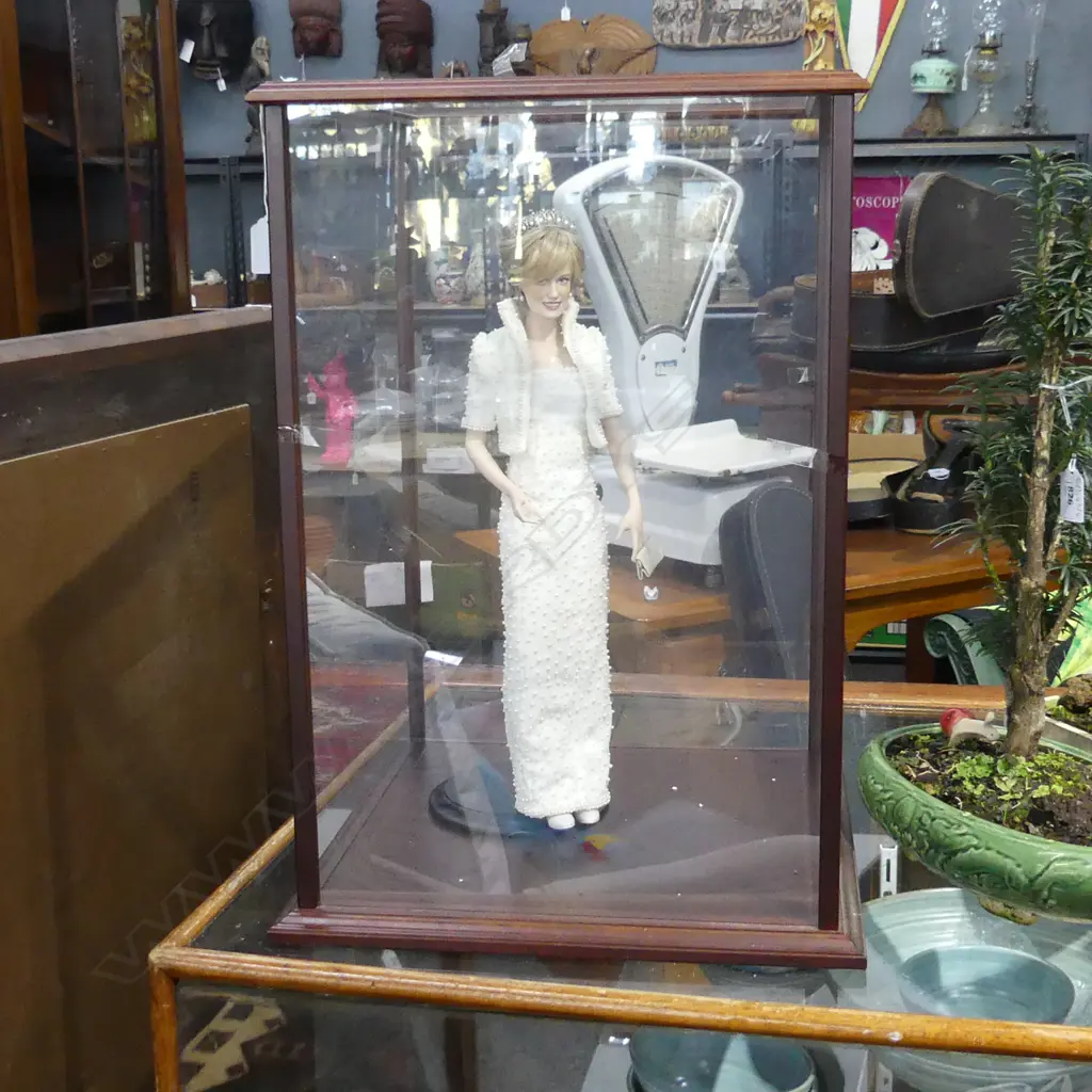Princess Diana doll in glass case, 370 x 370 x 555mm Image 1++