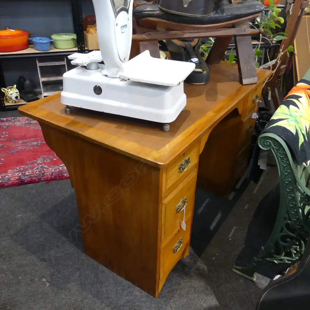 REFURBISHED COLONIAL KAURI DESK L1220 H770MM Image 1++