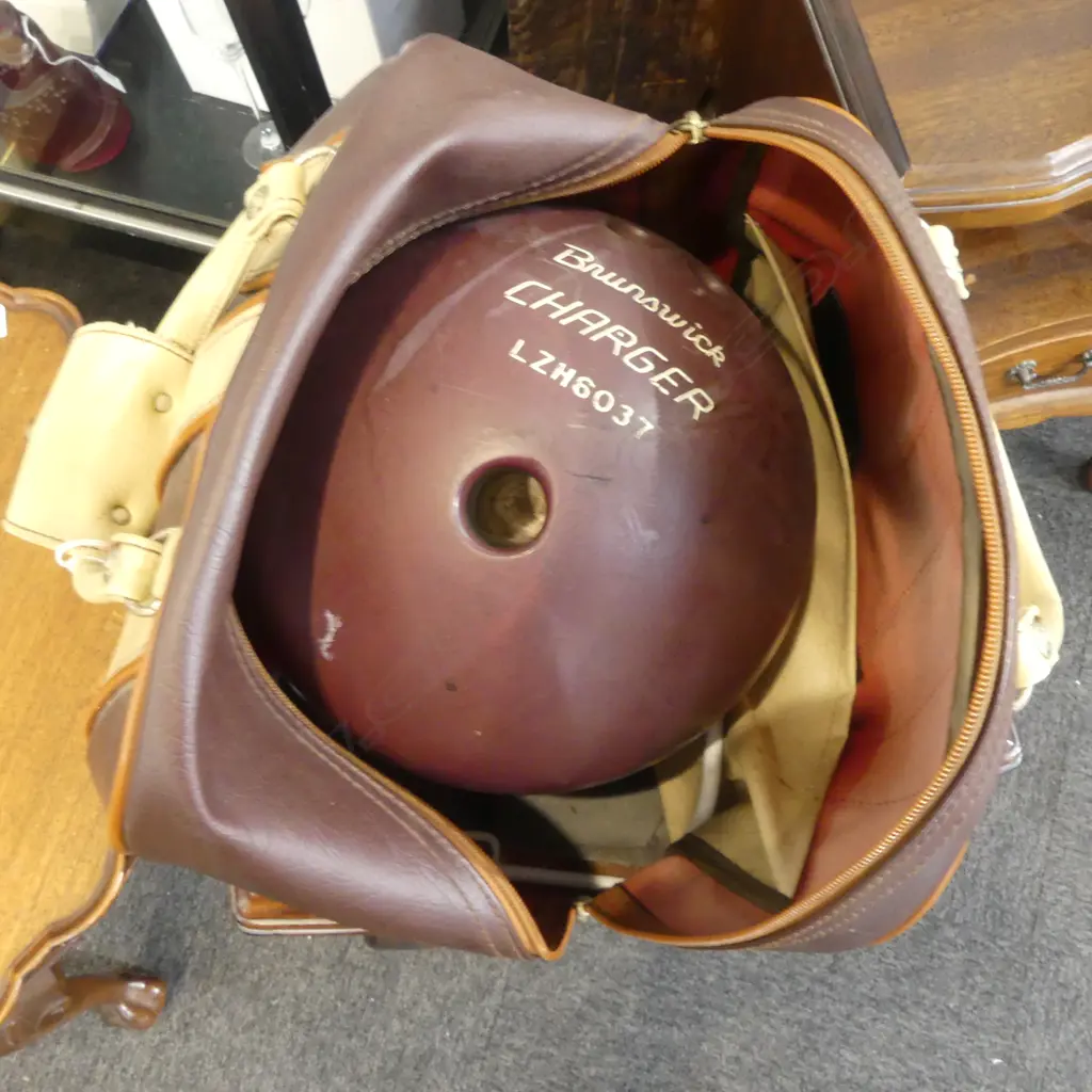 BRUNSWICK CHARGER BOWLING BALL, IN RETRO BAG Image 1++