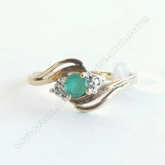 9ct YELLOW GOLD EMERALD & DIAMOND RING 1.3gms SIZE K
