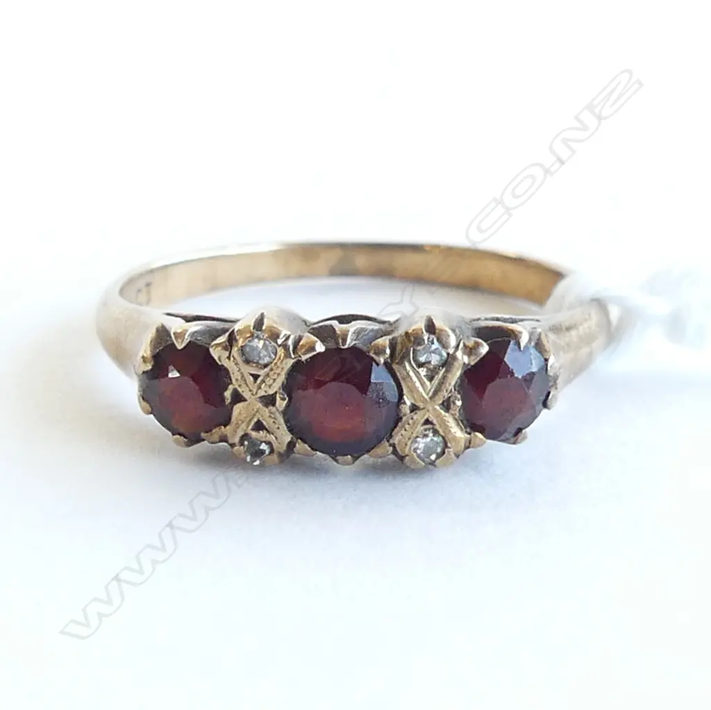 9ct GOLD & 3 GARNET RING w 4 small diamond highlights 2.1gms SIZE O Image 1++