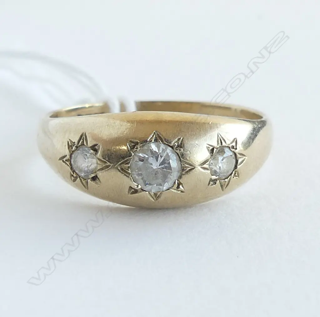 9ct YELLOW GOLD 3 STONE GYPSEY RING faux diamonds 3.5gms SIZE T Image 1++