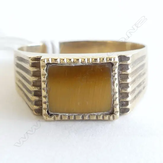 9ct YELLOW GOLD SIGNET RING with TIGERS EYE 5gms SIZE W