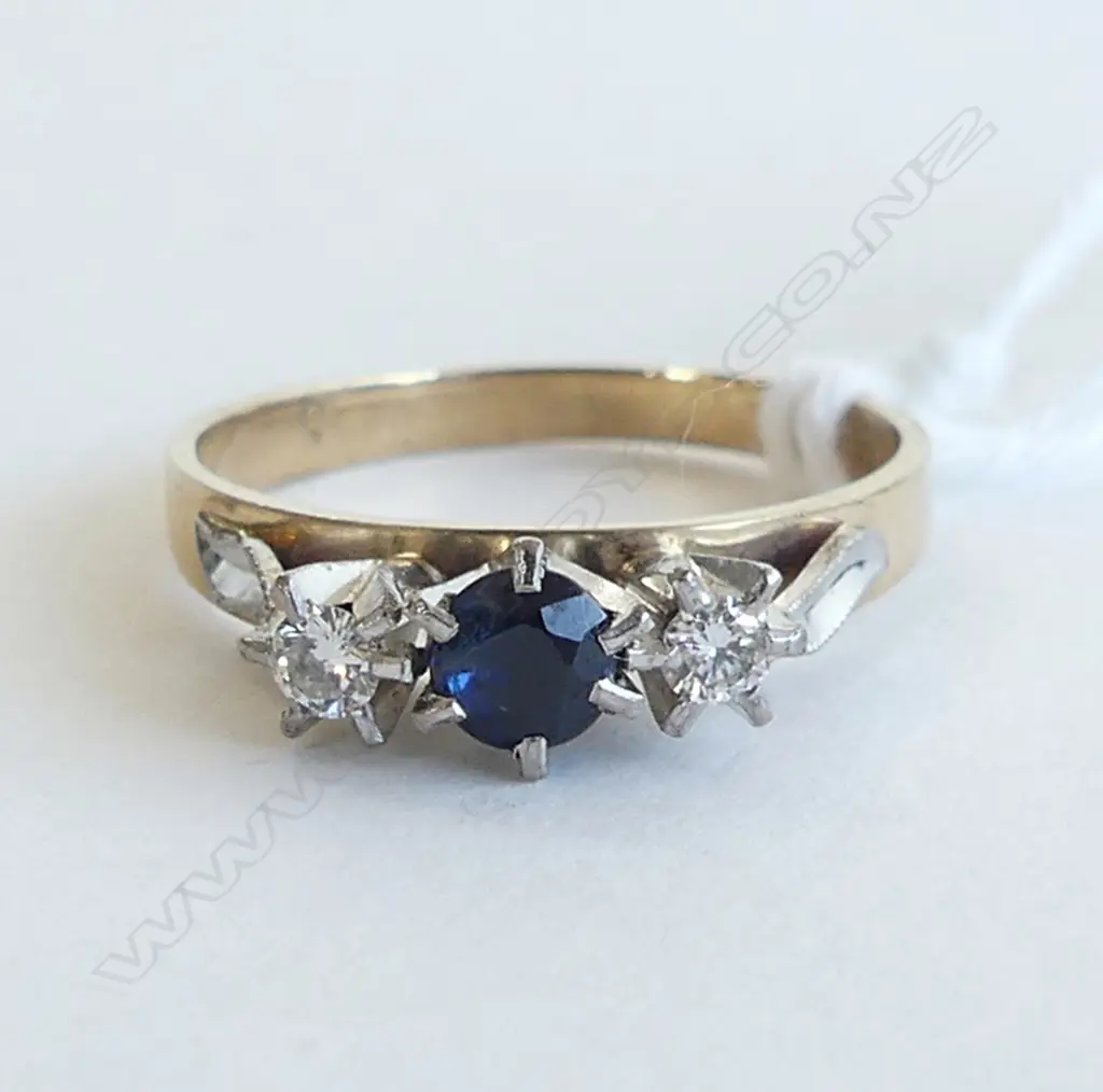 9ct YELLOW GOLD SAPPHITE & 2 DIAMOND RING 2.5gms SIZE N Image 1++