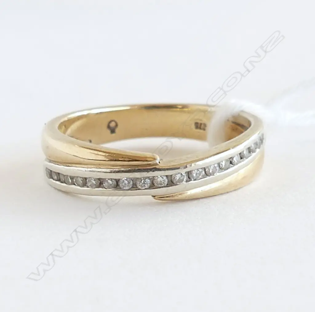 9ct YELLOW GOLD TRIPLE BAND RING w row of small diamonds 3.6gms SIZE N Image 1++