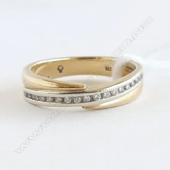 9ct YELLOW GOLD TRIPLE BAND RING w row of small diamonds 3.6gms SIZE N